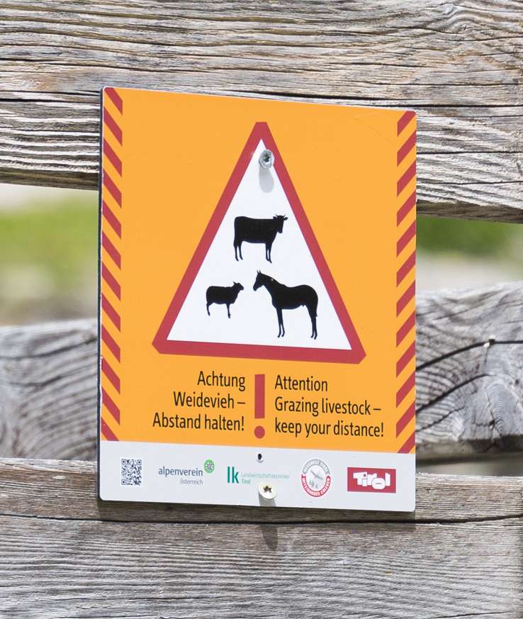 Hinweisschildern beachten beim Wandern © Die Fotografen