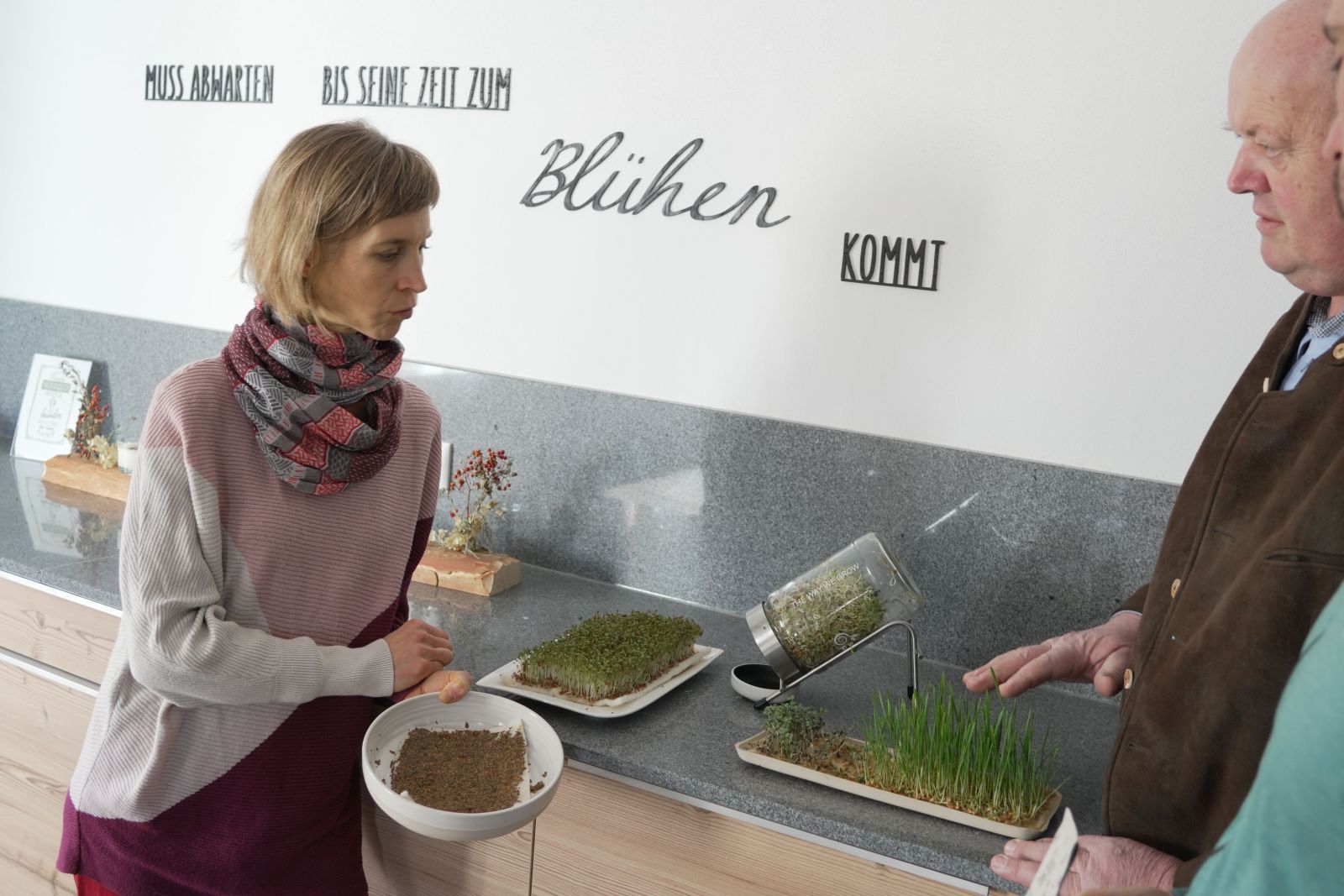 Magdalena Steinbauer erklärt Mikrogrün für BBK Lang (c) Jasmin Bumberger LK OÖ.jpg © LK OÖ/Bumberger