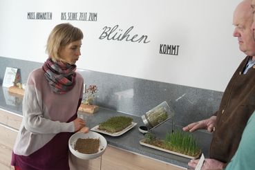 Magdalena Steinbauer erklärt Mikrogrün für BBK Lang (c) Jasmin Bumberger LK OÖ.jpg © LK OÖ/Bumberger