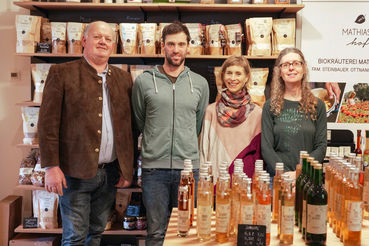 BBKO Lang, Thomas und Magdalena Steinbauer, Heidi Reisner im Hofladen, (c) Jasmin Bumberger, LK OÖ b.jpg © LK OÖ/Bumberger
