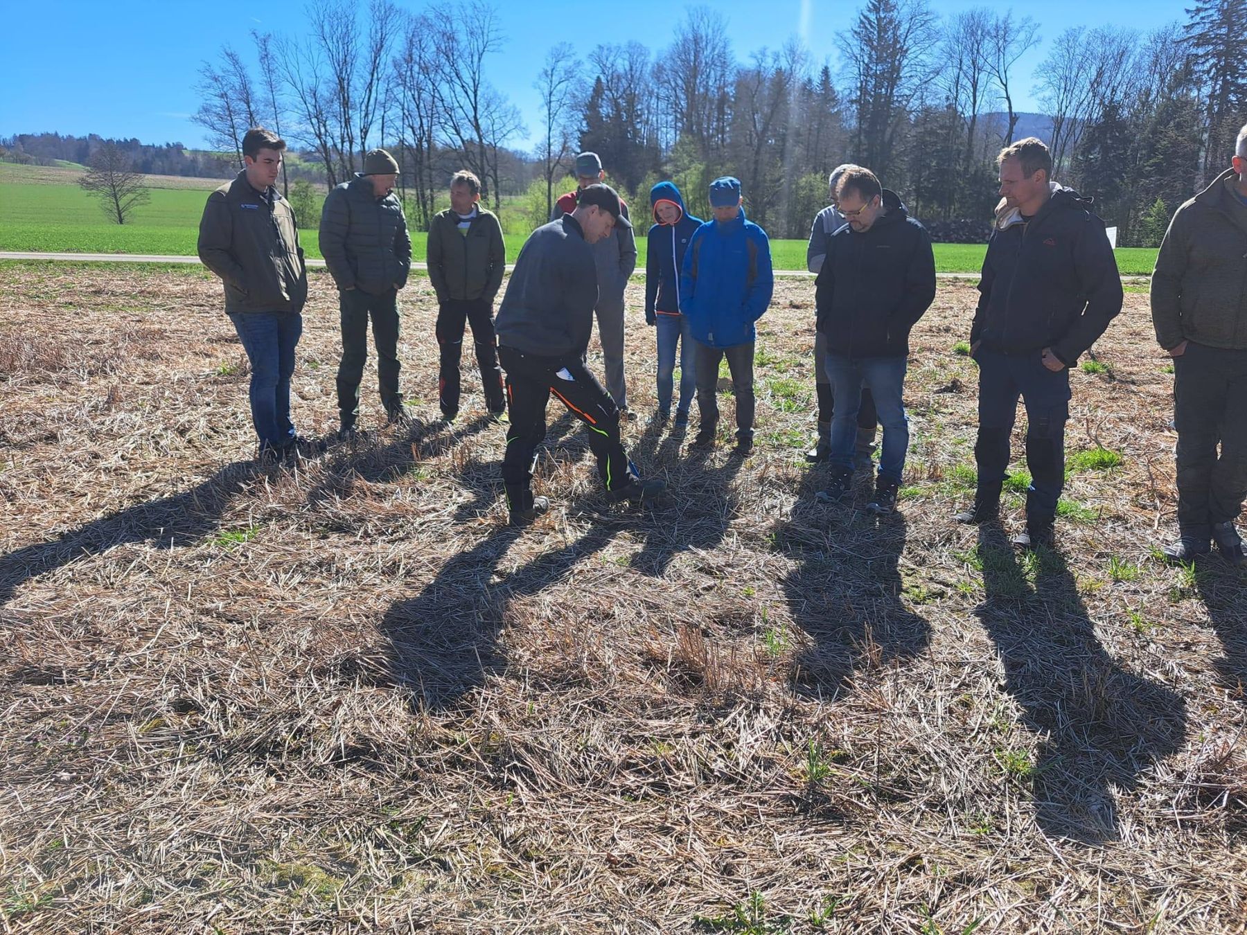 Eindrücke von der Feldbegehung in Nußbach. Es wurde die aktuelle Bestandesführung in Weizen und Gerste umfassend diskutiert. Erkenntnisse aus dem Zwischenfruchtversuch insbesondere wichtige Aspekte zur Drohnensaat waren ebenfalls Thema. Danke! © BWSB