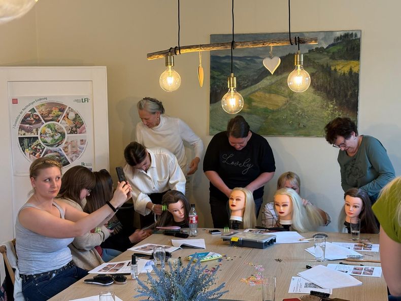 Zopf und Haarflecht Kurs in Aspang ©&nbsp;Waltraud Strobl , Christina Steinacker 