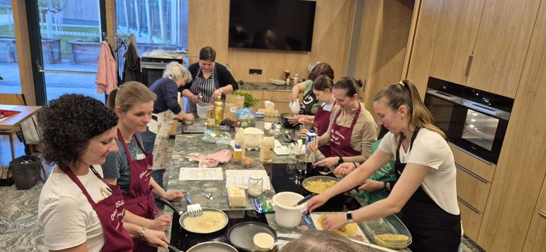 Bäuerinnen beim Kochen.jpg Bäuerinnen beim Kochen.jpg