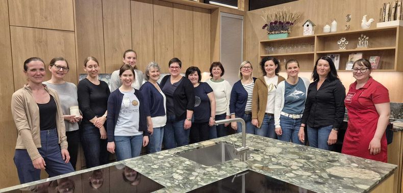 Gruppenbild 1 mit Seminarbäuerinnen.jpg Gruppenbild 1 mit Seminarbäuerinnen.jpg