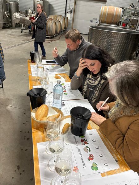 Weinsensorik (3).jpg Weinsensorik (3).jpg