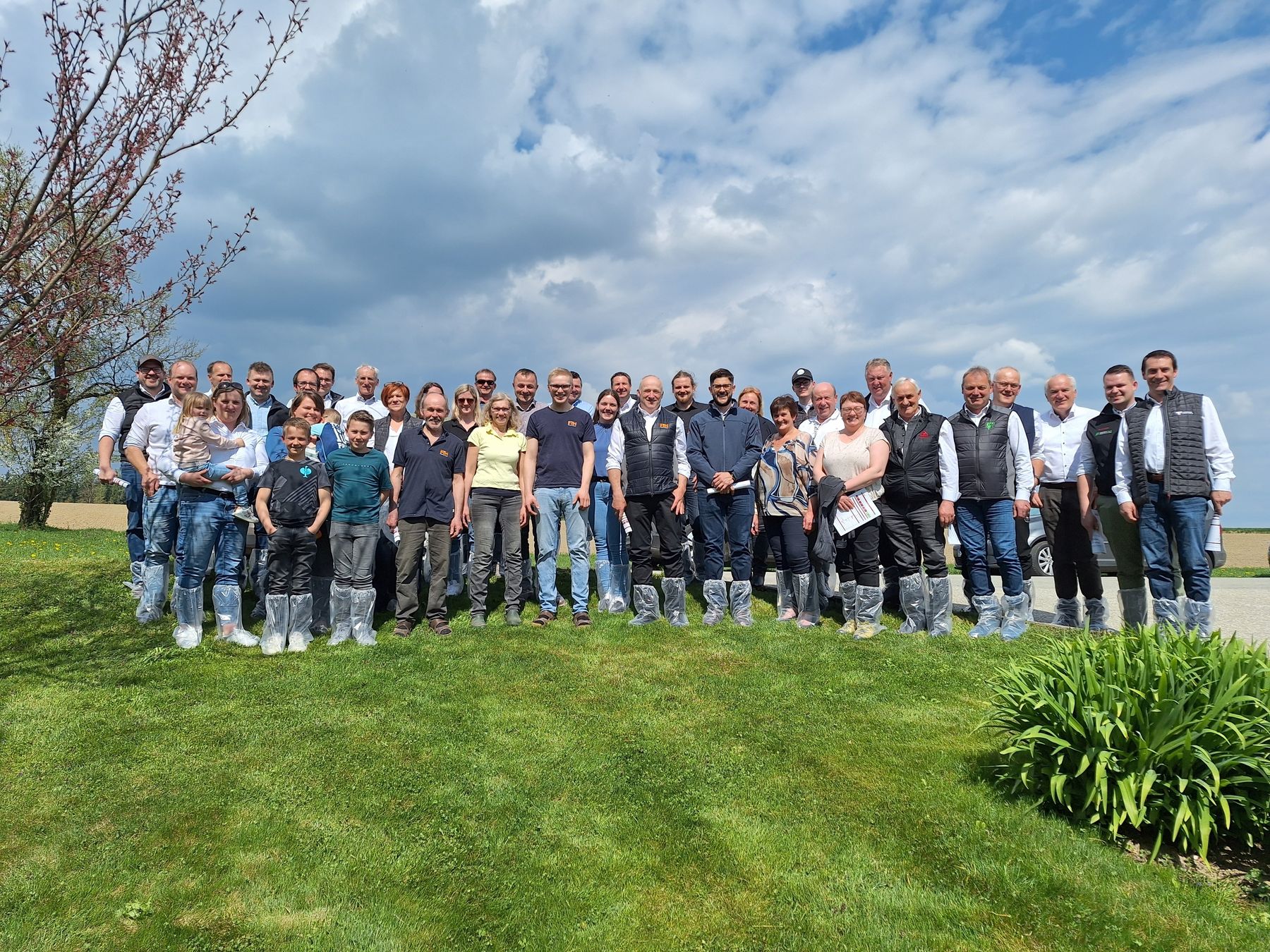 Gruppenfoto am Betrieb Hörmandinger.jpg © FIH