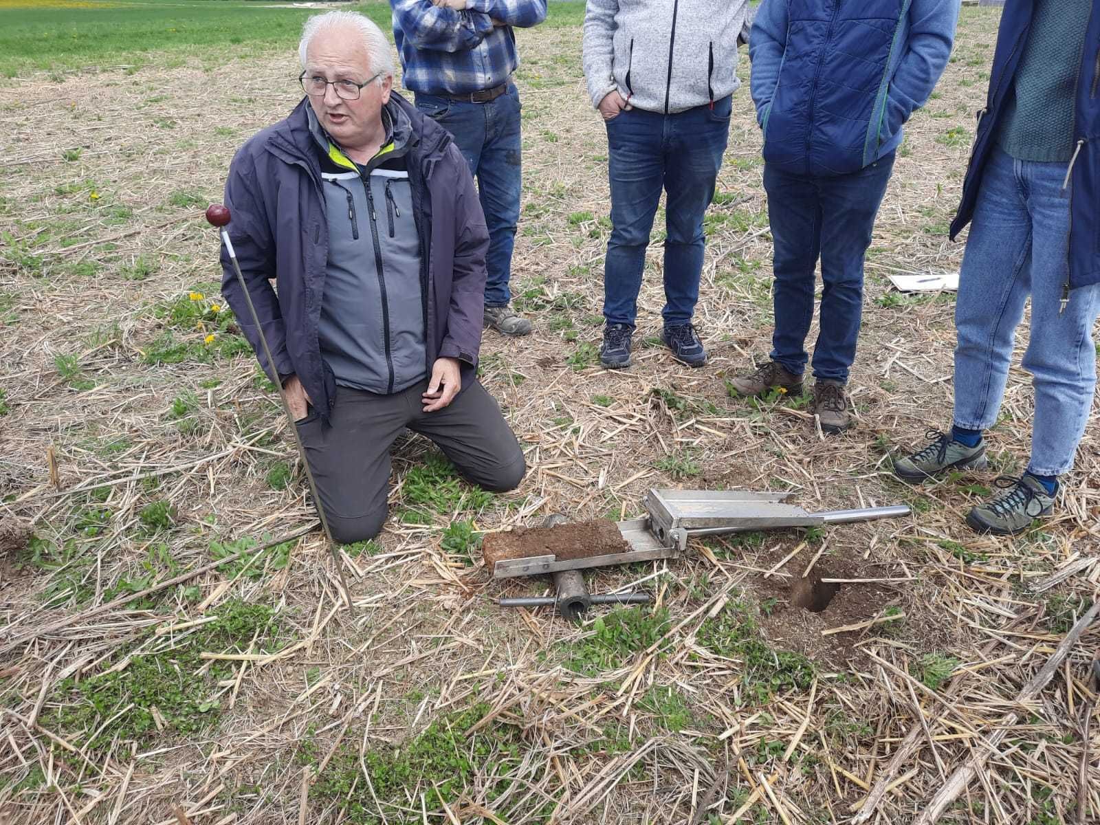 Im Rahmen der Boden-Stammtische der KLAR! Mühlviertler Alm trafen sich am 22.04.2026 15 Personen und diskutieren über Bodengesundheit, aktuelle Zustände im Boden/Trockenheit, optimale Bodenbearbeitung vor der Saat und Geräteeinsatz in Schönau. Vanhoof-Spaten und Bodenkoffer wurden zur Bodenbeurteilung durch Norbert Ecker und Elisabeth Murauer eingesetzt. Den heutigen "Tag der Erde" würdigten die Mühlviertler Alm-Bauern gebührend mit dem Motto _"Nachhaltigkeit entsteht dort, wo Wissen, Praxis und Boden zusammen gedacht werden." © BWSB