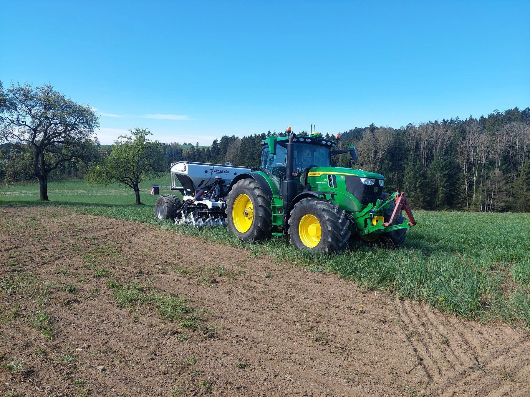 Eindrücke vom Feldtag rund um das Thema Boden am Betrieb von Simon Hofer in Niederwaldkirchen am 23.04.2026. Viel Wissen wurde bei den 3 Stationen ausgetauscht und viel wurde diskutiert. Danke für das rege Interesse und großes Danke an alle, die zum Gelingen der Veranstaltung beigetragen haben! (BBK Rohrbach, Boden.Leben, BWSB und Simon Hofer) © BWSB