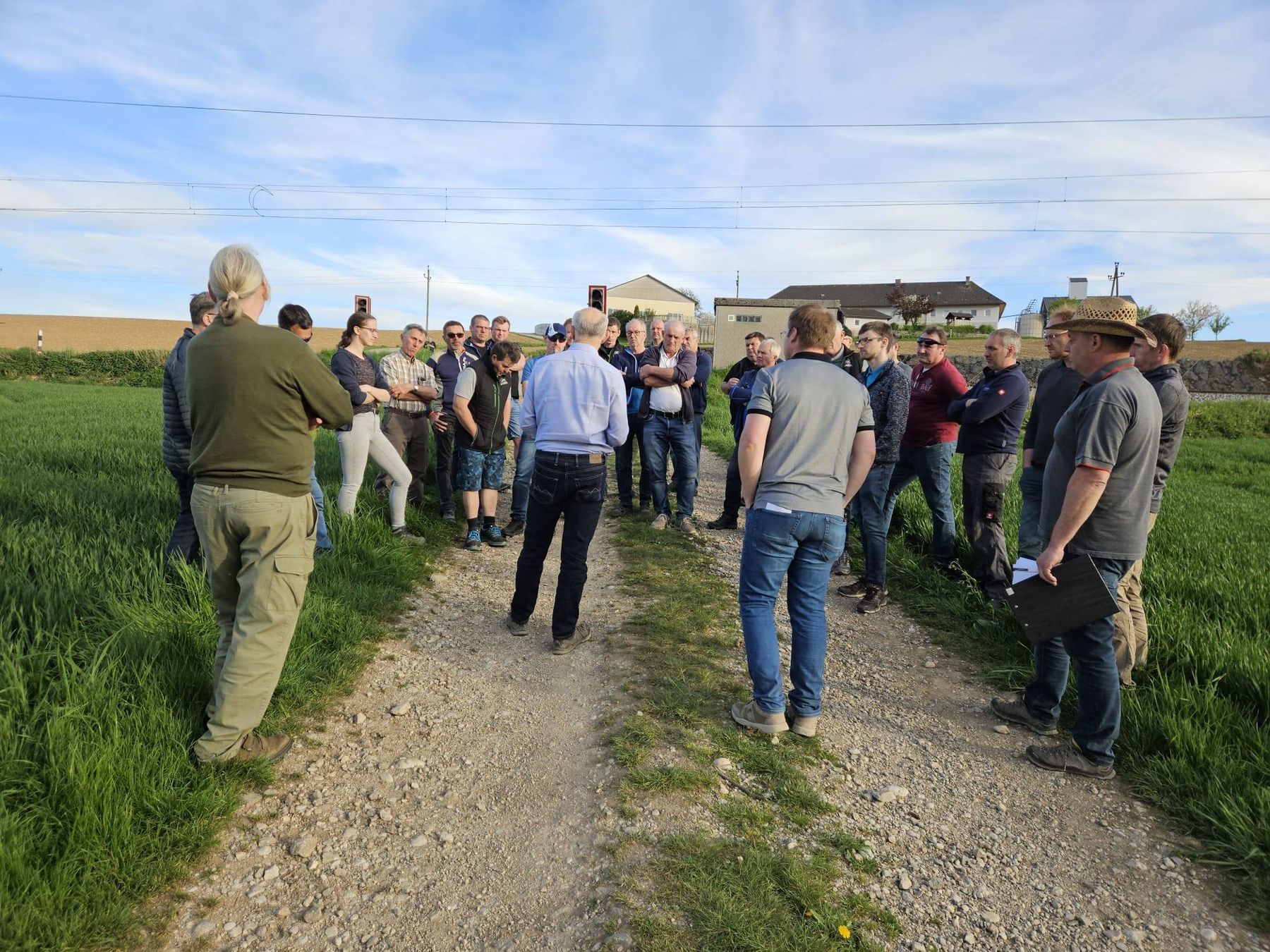Feldbegehung in Rohr im Kremstal. Themen waren aktuelle Maßnahmen der Kulturführung bei Getreide, Mais und Soja sowie Stationen aus dem Bodenkoffer. Danke für das rege Interesse! © BWSB