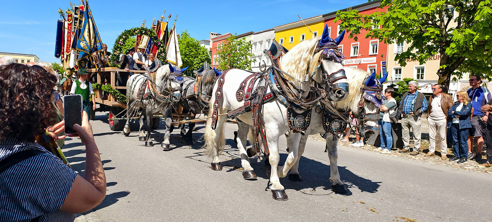 Vereinewagen mit den Fahnen.jpg © Standl