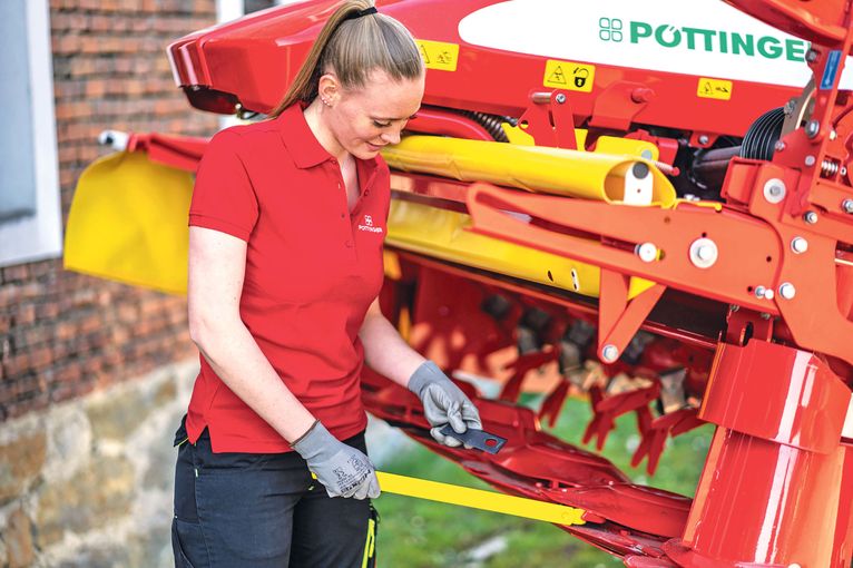 Übers Feld.jpg © Pöttinger