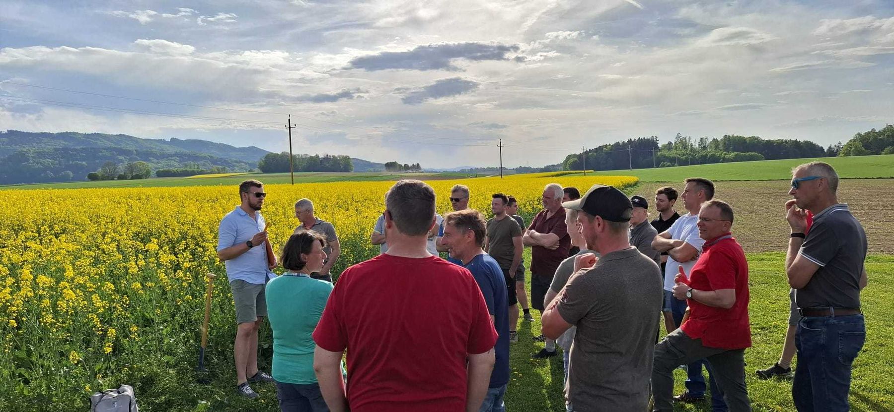 Eindrücke zur Feldbegehung in Ohlsdorf mit Matthias Kastenhuber und jeder Menge Infos zu aktuellen gewässerschonenden Maßnahmen zu Gerste, Raps, Hafer, Mais, Soja und Weizen.
Danach gab's noch Infos durch Sebastian Sterrer vom Maschinenring Salzkammergut über die Beratungsprodukte vom MR zum Thema Precision Farming. © BWSB