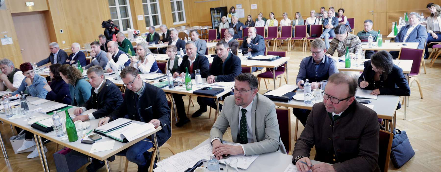 Foto Vollverammlung Titelseite.jpg © Wajand