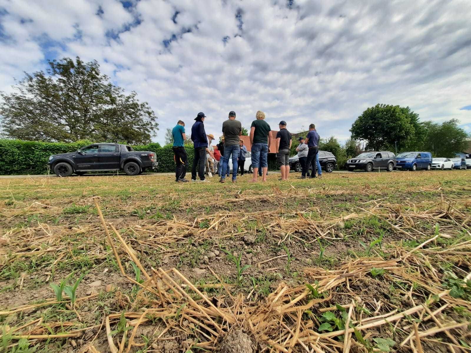 Für die Feldbegehung mit den Experten Hubert Köppl und Rupert Reich interessierten sich 20 Personen. Informationen über "Kulturführung und Pflanzenschutz unter der besonderen Berücksichtigung der sehr trockenen Witterung" wurden bei den Kulturen Raps, Mais, Gerste, Weizen, Soja und Kümmel besprochen. Herzlichen Dank den Referenten und wiederum auch diesmal der Familie Forthuber/Uttendorf, die ihre Flächen für die Ausführungen zur Verfügung stellte! © BWSB
