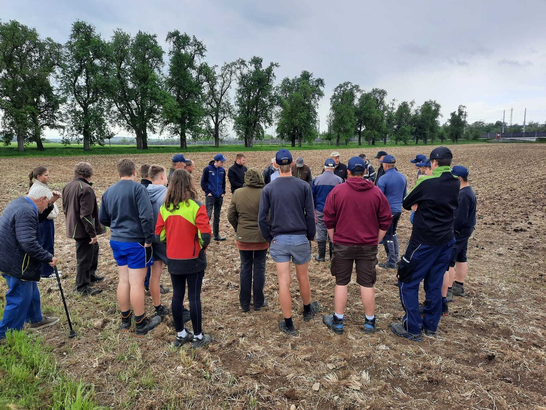 Eindrücke von der Feldbegehung des Arbeitskreises Boden.Wasser.Schutz Innviertel bei der FS Otterbach: Rund 40 Personen und Schülerinnen und Schüler informierten sich bei den Spezialisten Rupert Reich und Hubert Köppl über aktuelle Maßnahmen zu Kulturführung und Pflanzenschutz bei Mais, Soja, Weizen und Gerste. Nach Niederschlägen zwischen 10 und 40 Liter am Quadratmeter richteten sich die Empfehlungen auf den zügig entstehenden Unkraut- und Krankheitsdruck und Düngungsmaßnahmen. Herzlichen Dank den Referenten und der FS Otterbach und dem Absolventenverband für die gute Zusammenarbeit bei Versuchen und Veranstaltungen! © BWSB