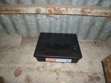 Köderbox entlang der Silos aufstellen.jpg © BSH OÖ/Strasser