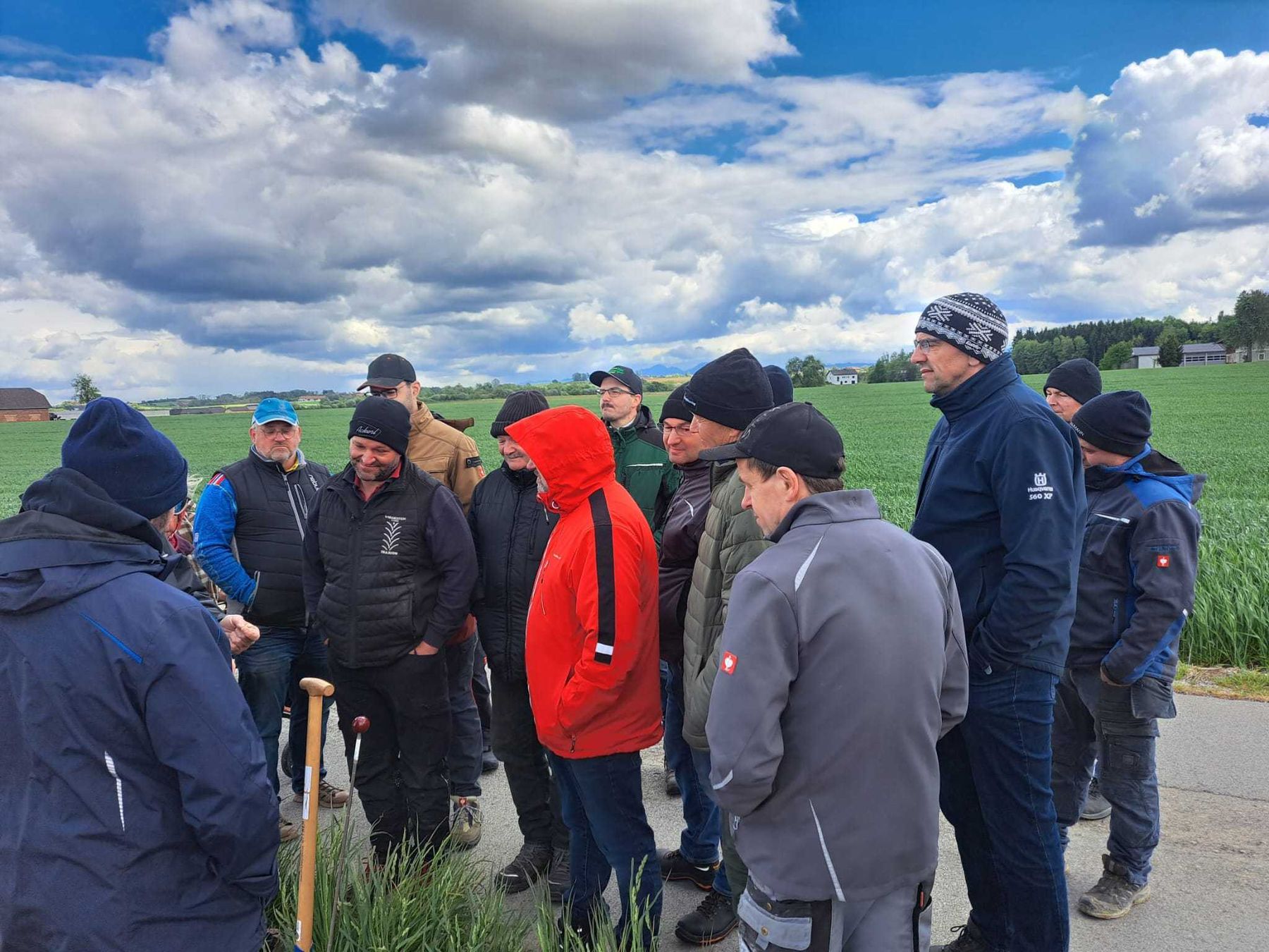 Eindrücke zur Feldbegehung in Ried im Traunkreis mit Pflanzenschutzreferent Hubert Köppl am 12.05.2026. Diskutiert wurde Krankheitssituation in Getreide, Aktuelle Unkrautregulierung in Soja und Mais und andere pflanzenbauliche Herausforderungen. © BWSB