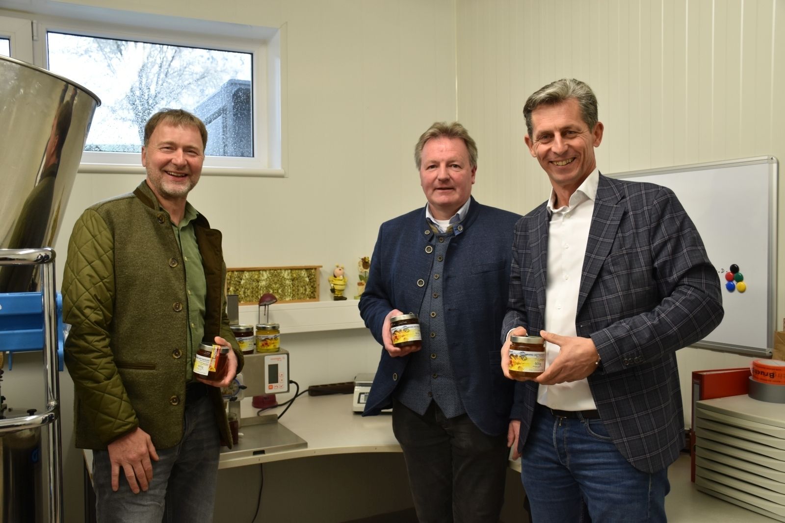 Dienststellenleiter Thomas Jungreuthmayer und BBK Obmann von Grieskirchen Martin Dammayr besuchen Bio-Imker Günter Heftberger im Zuge der Betriebsreportage. (c) Bienenzentrum OÖ.jpg © Bienenzentrum OÖ