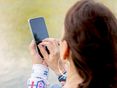Frau mit Handy © Eva Lechner/LK Niederösterreich