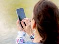 Frau mit Handy © Eva Lechner/LK Niederösterreich
