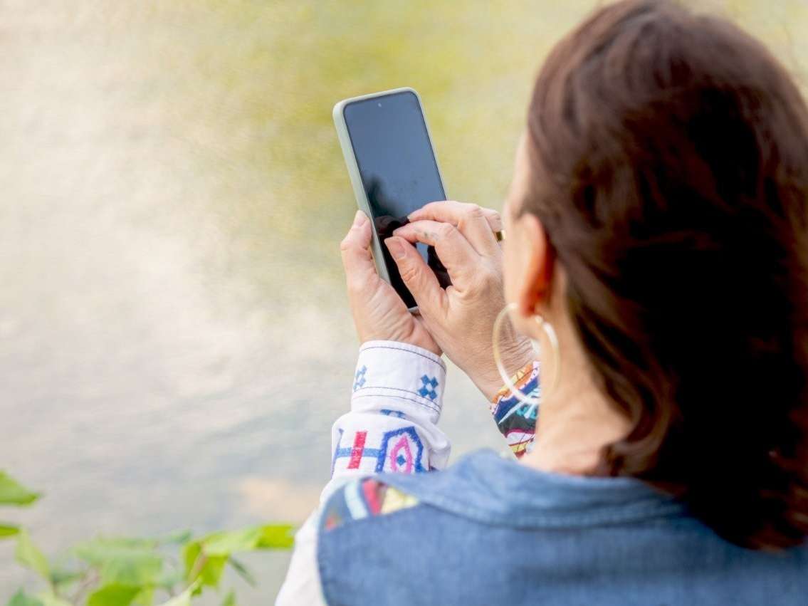 Frau mit Handy.jpg © Eva Lechner/LK Niederösterreich