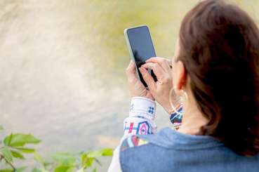 Frau mit Handy.jpg © Eva Lechner/LK Niederösterreich
