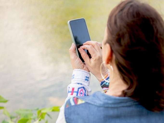 Frau mit Handy.jpg © Eva Lechner/LK Niederösterreich