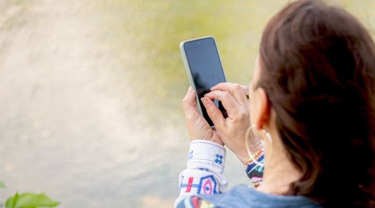 Frau mit Handy.jpg © Eva Lechner/LK Niederösterreich
