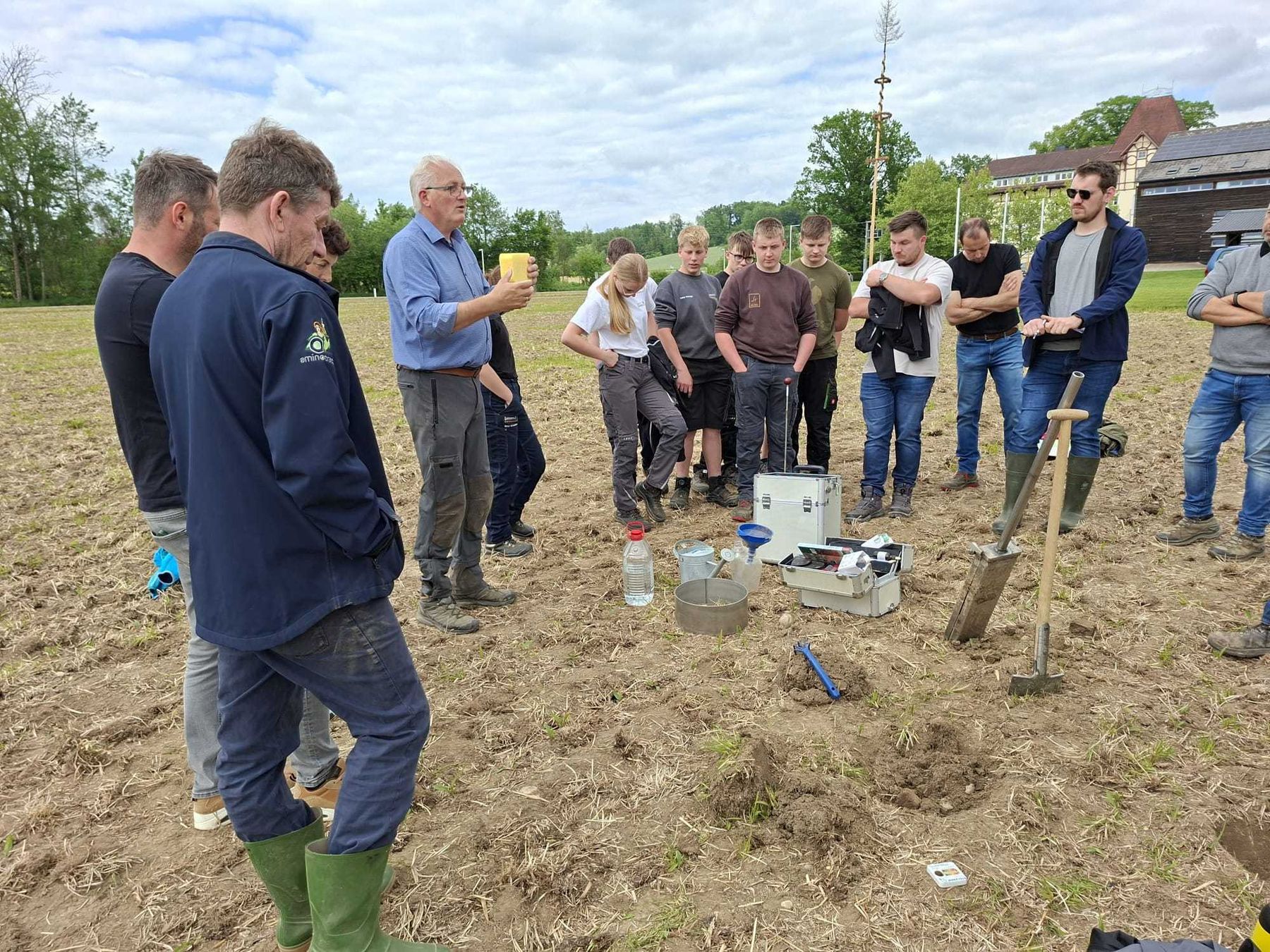 Gemeinsam mit dem LINI-Landlabor organisierte die BWSB am 21.05.2026 die Veranstaltung "AckerINNpulse". Rund 25 Interessierte aus der Landwirtschaft trafen sich zum Weiterbilden und Diskutieren rund um die Themen "Boden" und "Bodenkoffer und Profilspaten". Direkt am Maisfeld der LFS Otterbach besprach Experte Norbert Ecker die aktuellen Fragestellungen bspw. Trockenheit, Wasserkonservierung, Struktur, Bearbeitung ... © BWSB/Murauer