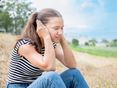 Frau hält sich Ohren zu_EL © Eva Lechner/LK Niederösterreich