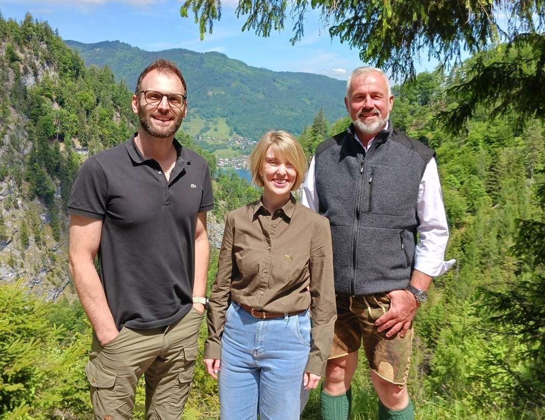Georg und Christina Zopf mit  BBK-Obmann Christian Zierler bei  der Waldbesichtigung.jpg © Steinegger