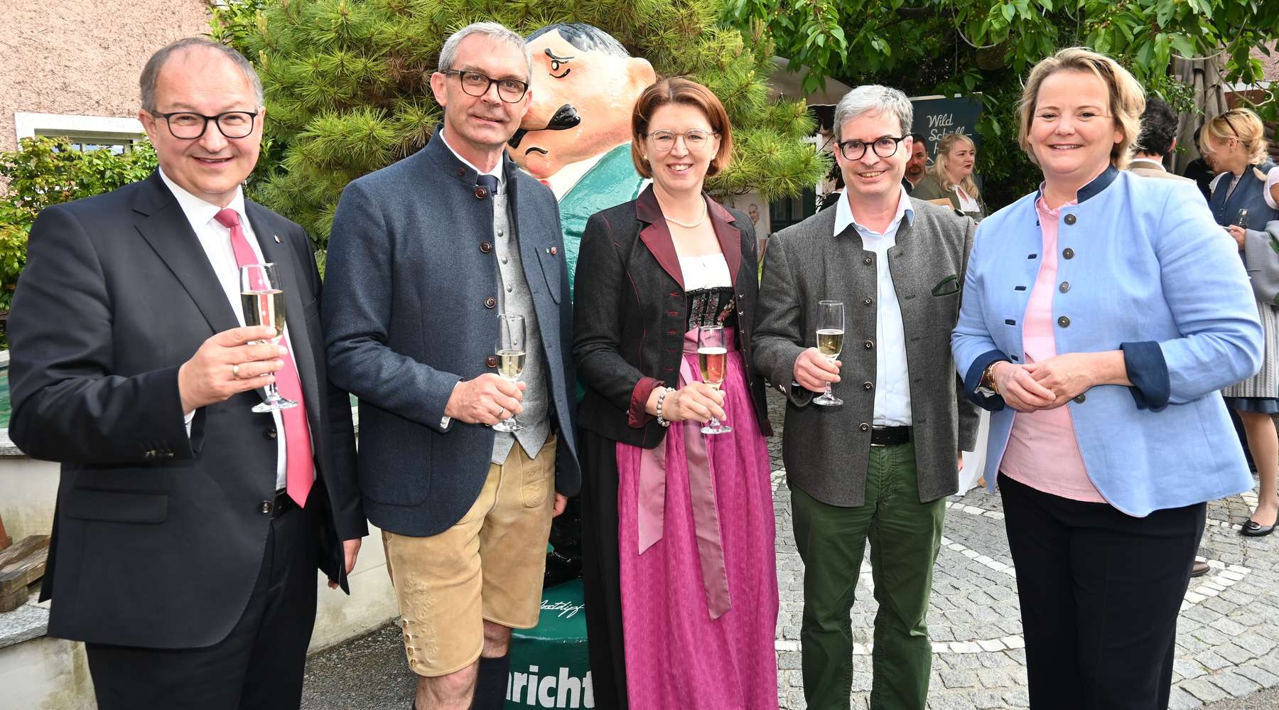 Landesrat Mag. Martin Winkler, LK-Präsident Mag. Franz Waldenberger, Agrarlandesrätin Michaela Langer-Weninger, PMM, Mag. Gino Cuturi (Eigentümer und Sprecher der Geschäftsführung Wimmer Medien) und OÖN-Chefredakteurin Mag. Susanne Dickstein. .jpg © OÖN/Weihbold und LK OÖ/Primeßnig
