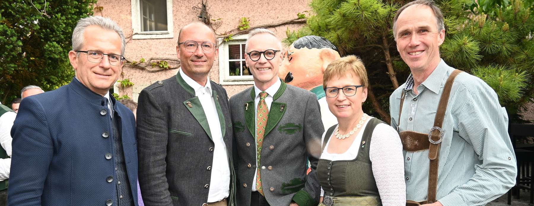 Kammerdirektor Karl Dietachmair und Vizepräsidentin Rosemarie Ferstl bedankten sich bei Mag. Reinhard Schwendtbauer (Raiffeisenlandesbank OÖ),  Ing. Wolfgang Winkler (Hagelversicherung) und Mag. Othmar Nagl (OÖ Versicherung) für die bereits jahrelange Un © OÖN/Weihbold und LK OÖ/Primeßnig