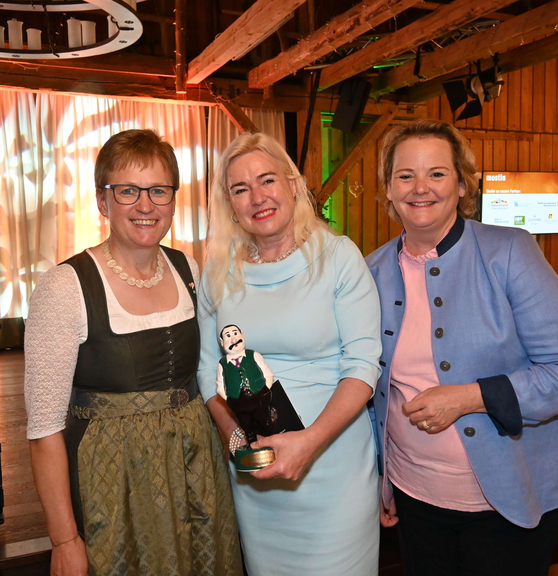 Vizepräsidentin Rosemarie Ferstl  mit  Mostdipf -Preisträgerin Petra  Schneebauer und Chefredakteurin  Susanne Dickstein. .jpg © OÖN/Weihbold und LK OÖ/Primeßnig