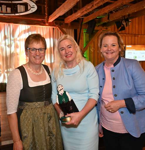 Vizepräsidentin Rosemarie Ferstl  mit  Mostdipf -Preisträgerin Petra  Schneebauer und Chefredakteurin  Susanne Dickstein. .jpg © OÖN/Weihbold und LK OÖ/Primeßnig