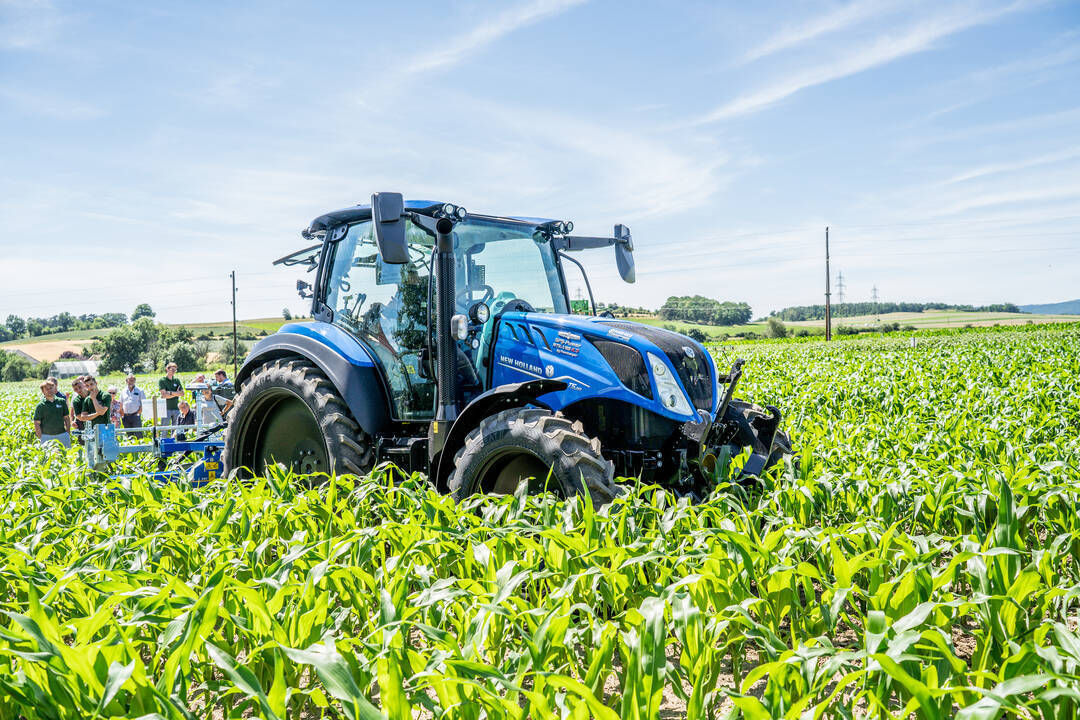 Traktor auf einem Feld © Georg Pomassl/LK Niederösterreich