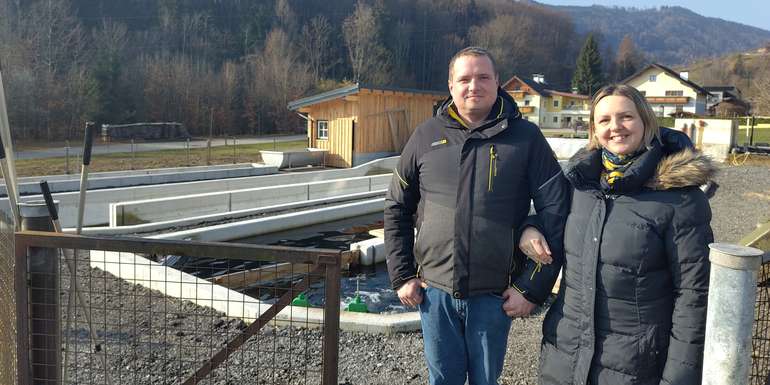 Carina und Martin Bergthaler vor den neu errichteten Fließkanälen © Benedikt Berger, Archiv Aqua.jpg © Benedikt Berger/Archiv Aqua