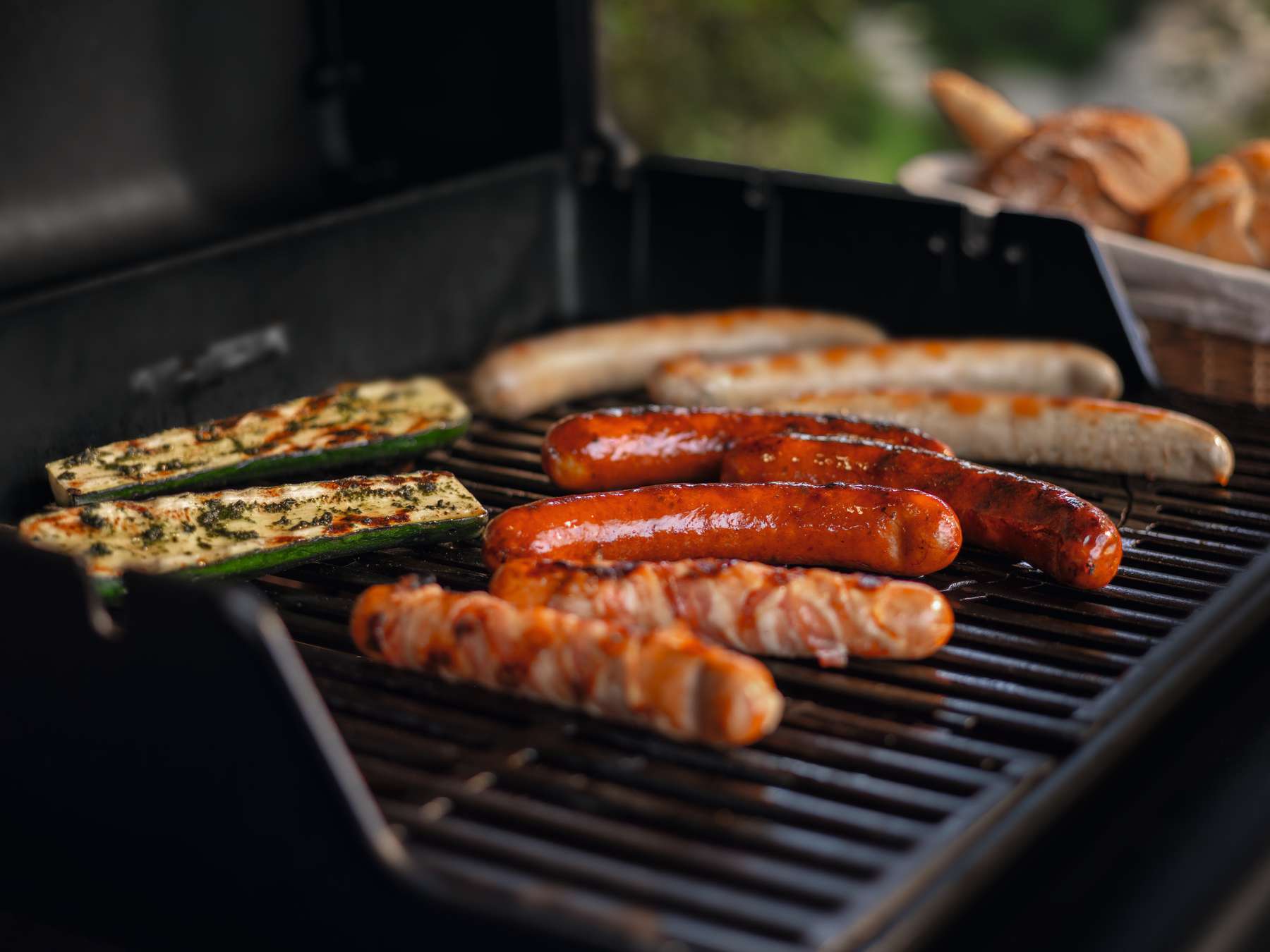 Grillwürstel, Gemüse, Schweinefleisch, Huhn, Grillkäse und Rind landen am häufigsten am Rost. © AMA Marketing
