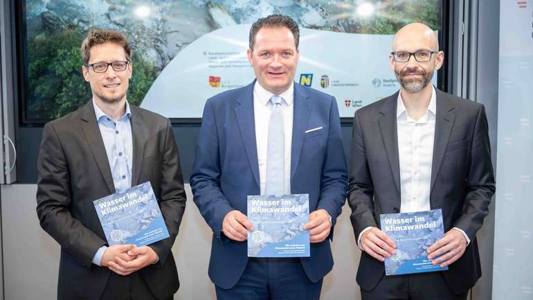 v.l.: Klaus Haslinger, Hydroklimatologe bei GeoSphere Austria, Umweltminister Norbert Totschnig und Korbinian Breinl, Leiter der Abteilung Wasserhaushalt im BMLUK. © BMLUK/Hemerka