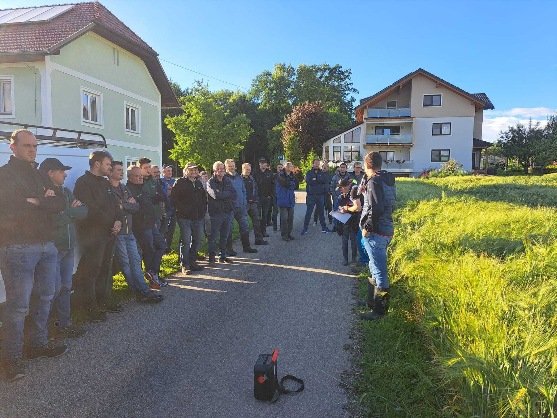 Eindrücke zur Feldbegehung der AK BWSB Kirchdorf in Nußbach bei Fam. Gebeshuber am 11.06.2026. Vielen Dank für die zahlreiche Teilnahme. Diskutiert wurde die heurige Kulturführung, Sortenunterschiede bei Gerste und Weizen und im speziellen gewässerschonende Pflanzenschutzmaßnahmen. © BWSB