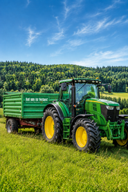 Traktor mit Aufkleber@ChatGPT Image 16. Juni 2026 08_06_04.png © KI generiert/Open AI