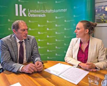 Die Vorsitzende der Österreichischen Jungbauern, Viktoria Hutter, im Gespräch mit LKÖ-Präsident Josef Moosbrugger. © LKÖ/Jung-Leithner