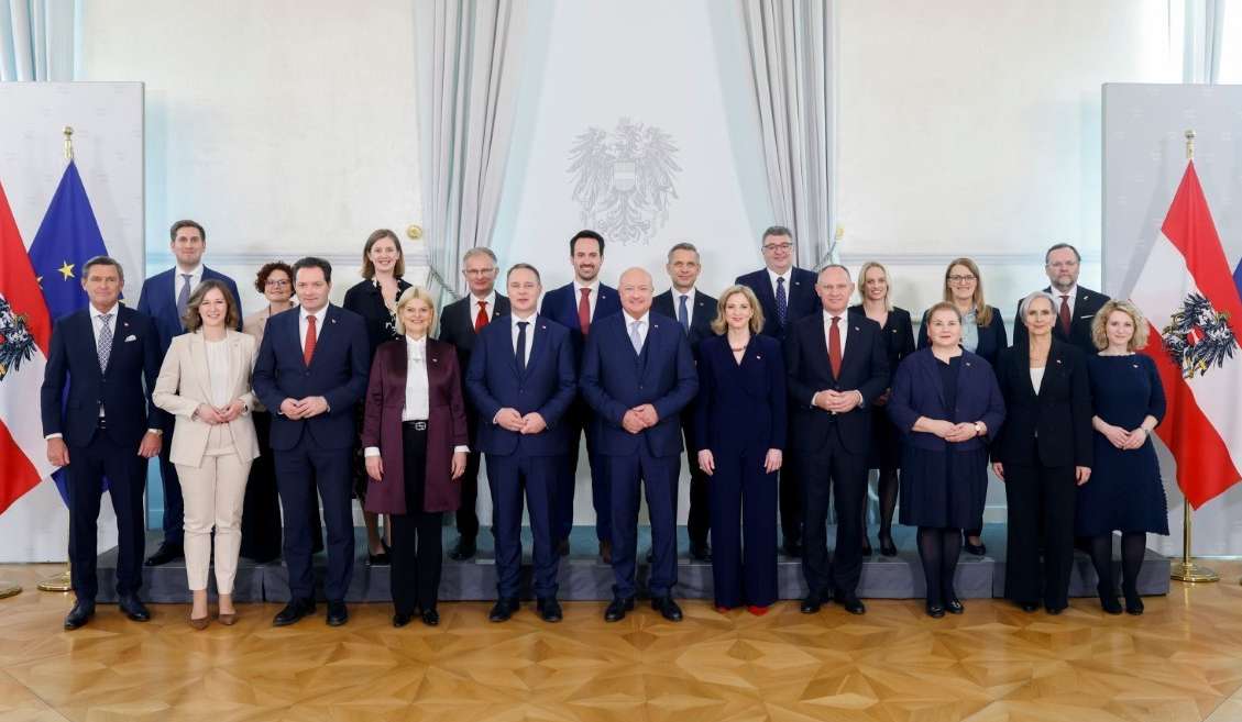 Regierung © Andy Wenzel (Mittel).jpg © Anday Wenzel
