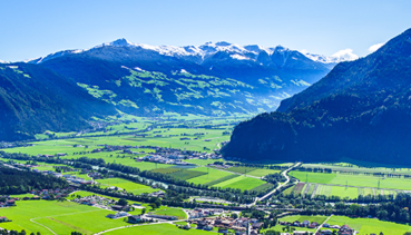 Landschaft mit Feldern und Bergen in Tirol © fottoo – stock.adobe.com