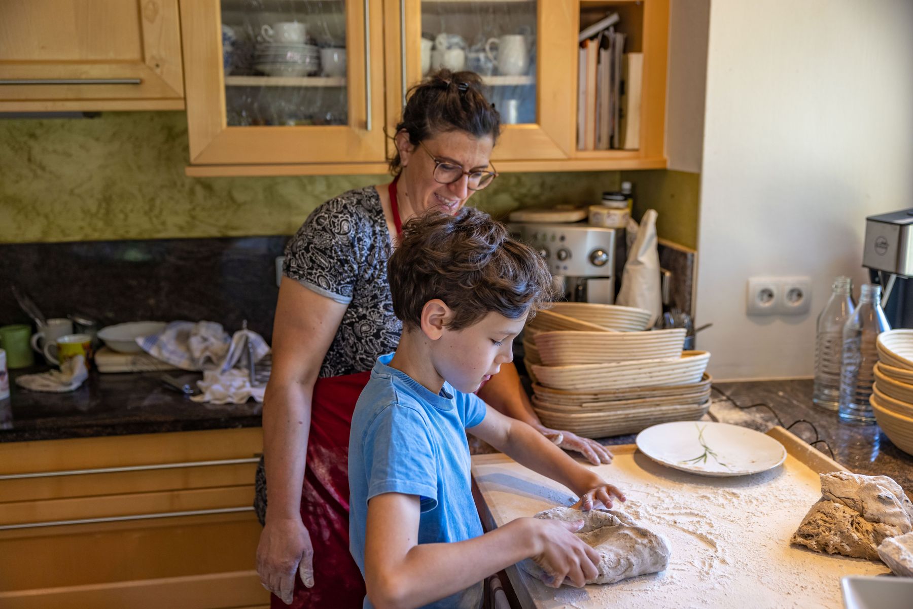 Wegerhof _Urlaubskind beim Brotbacken mit Bäuerin Gerlinde (002).jpg © Achim Mandler Photography
