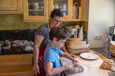 Wegerhof _Urlaubskind beim Brotbacken mit Bäuerin Gerlinde (002).jpg © Achim Mandler Photography