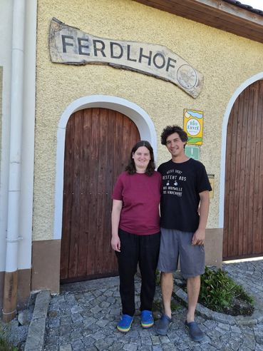 Bild 2 - 20260626_092432 - Betriebsleiter vor dem Hoftor.jpg © BBK Rohrbach/Schlechtl