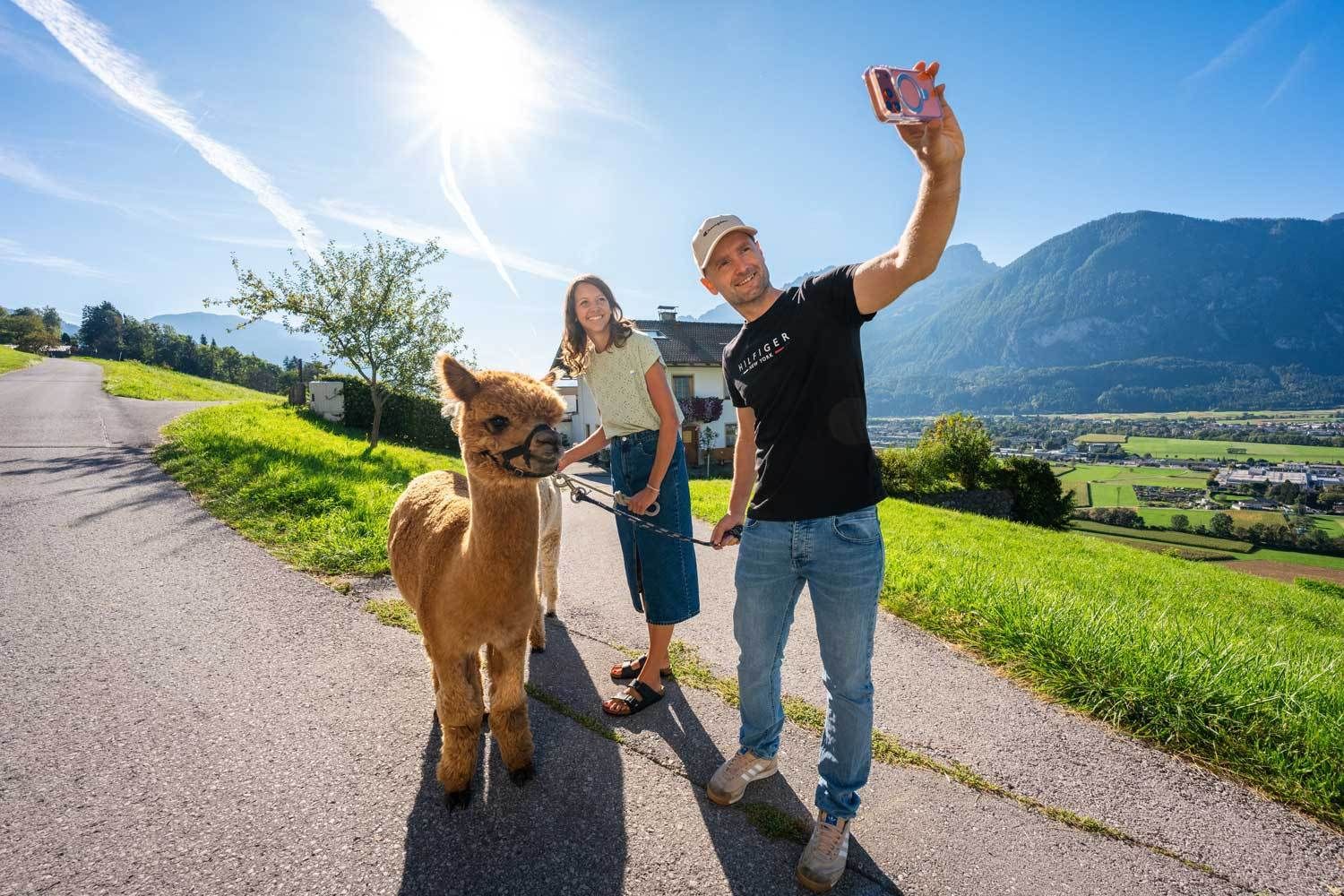 Familie mit einem Alpaka beim spazieren © TVB Osttirol
