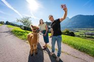 Familie mit einem Alpaka beim spazieren © TVB Osttirol