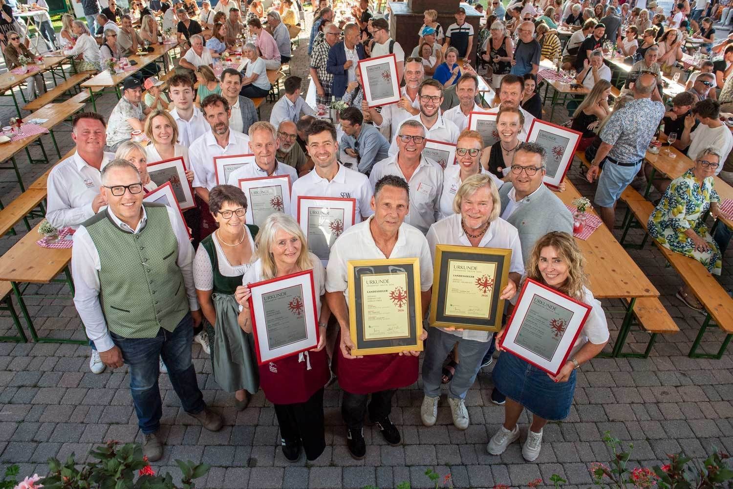 Ausgezeichnete Betriebe mit ihren Urkunden © Thomas Böhm